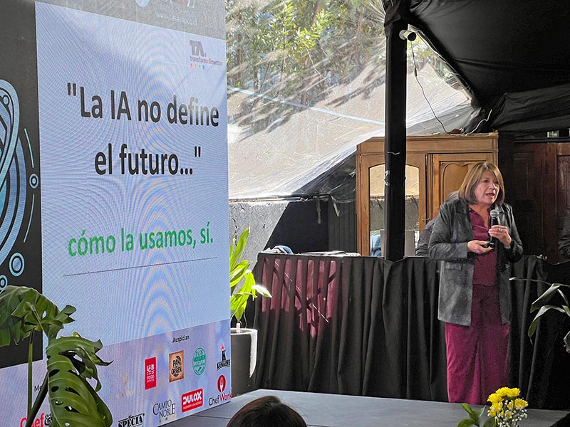 Expositora de IAlimenta durante una presentación sobre el uso de IA.