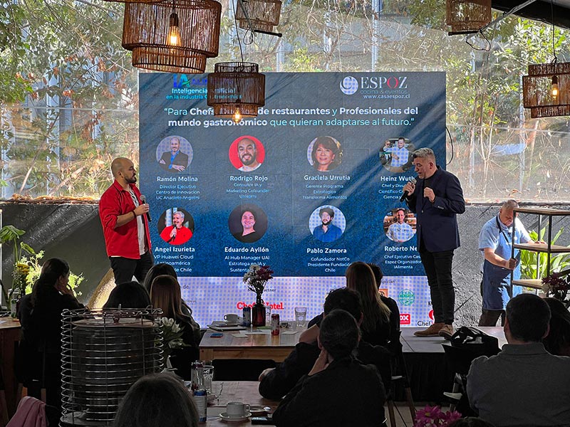 Panelistas conversan en el escenario de la primera edición de IAlimenta ante asistentes.