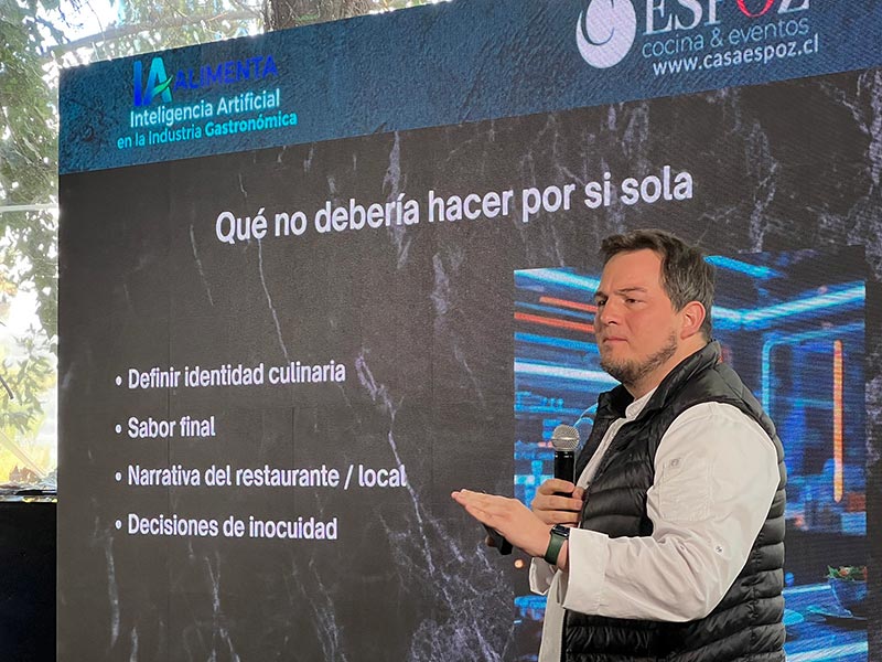 Expositor de IAlimenta frente a una lámina sobre decisiones que no se deben delegar a la inteligencia artificial.