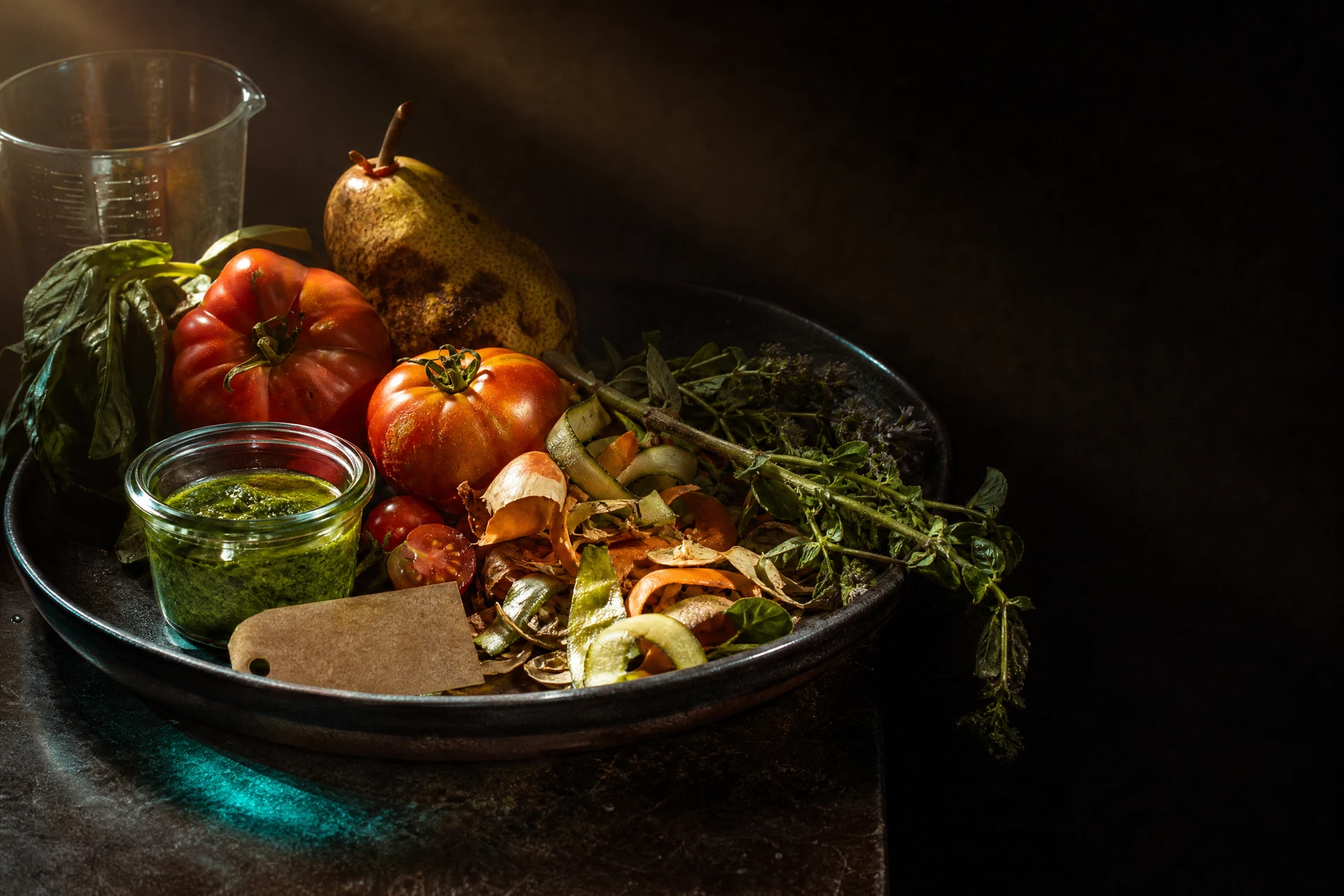 Ingredientes maduros y restos aprovechables dispuestos en una bandeja de cocina.